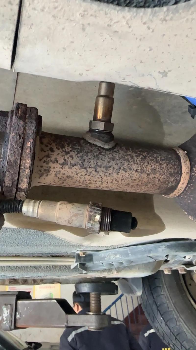 氧传感器拆卸图解／氧传感器拆除教程