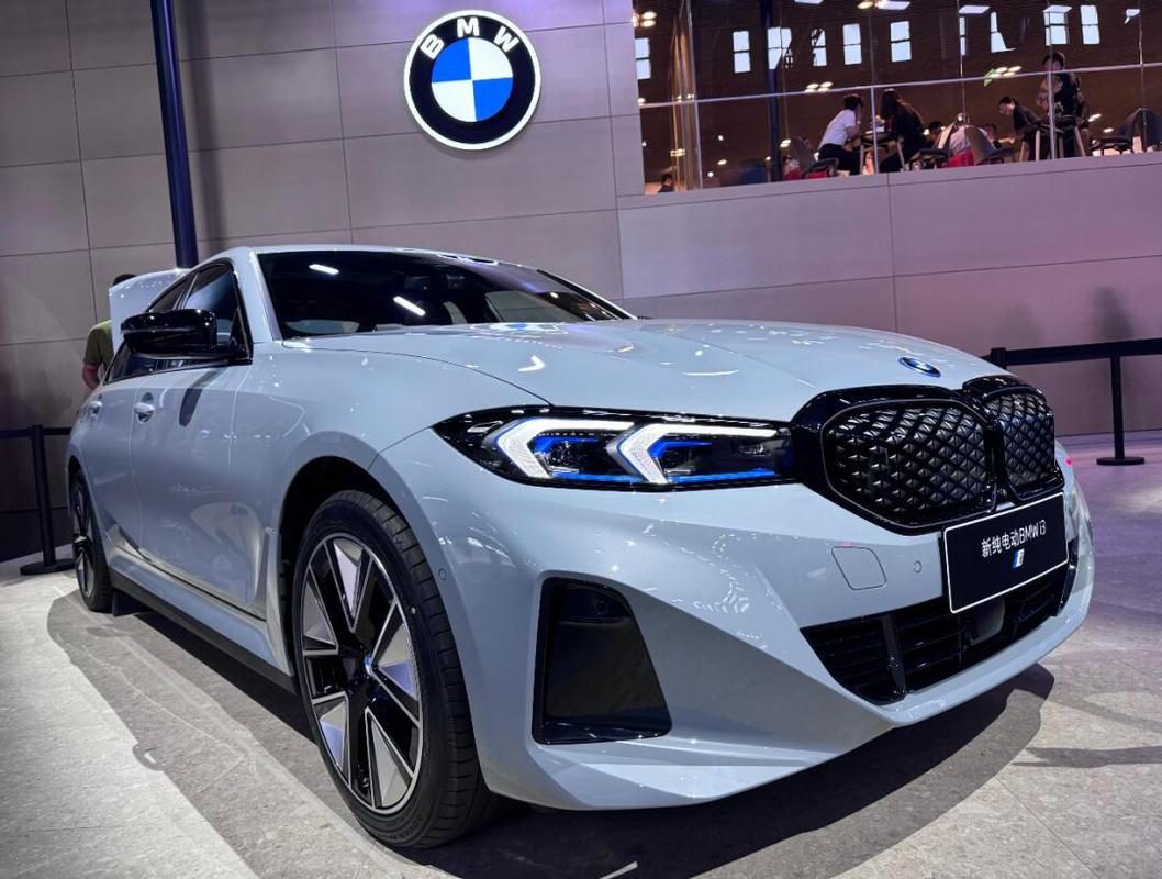 宝马3系外观(宝马3系外观什么颜色最显高档)