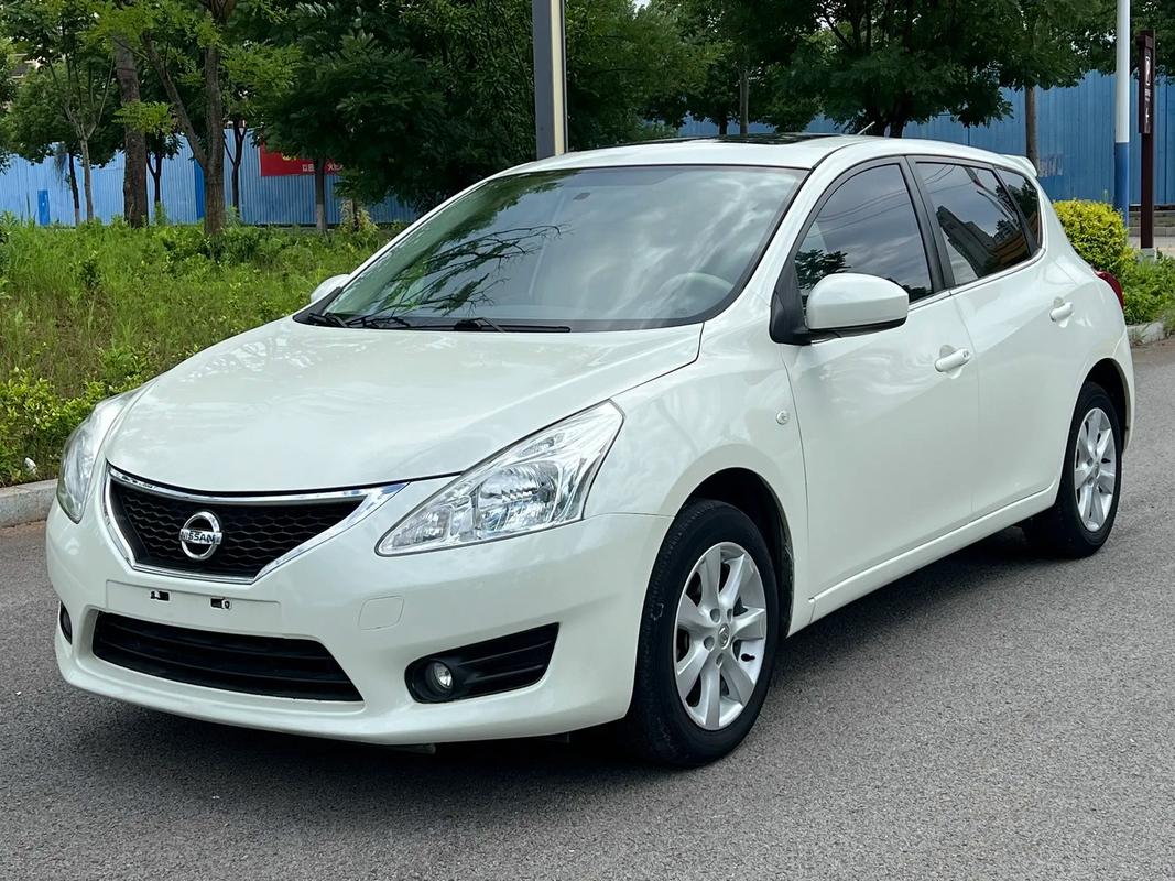 尼桑女士两厢 尼桑女士两厢车